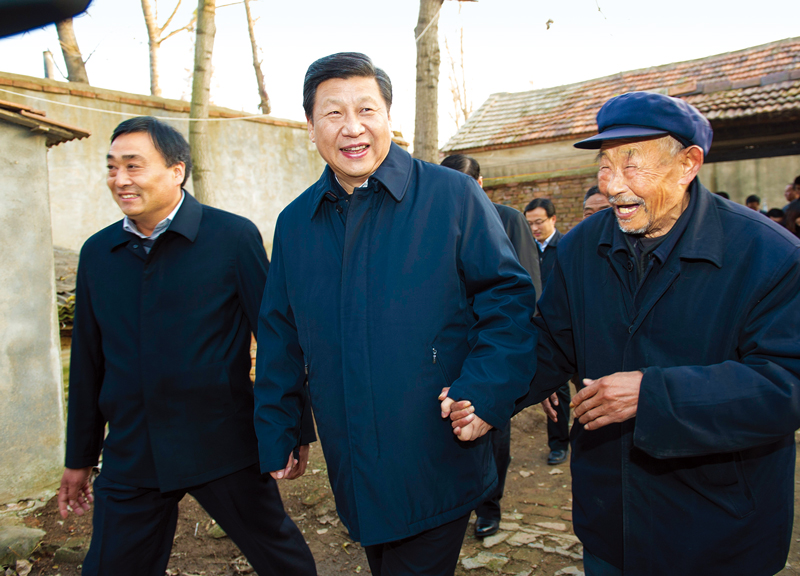 　2013年11月24日至28日，中共中央總書記、國家主席、中央軍委主席習(xí)近平在山東考察。 這是25日下午，習(xí)近平在地處沂蒙老區(qū)的臨沭縣曹莊鎮(zhèn)朱村親切地拉著83歲的“老支前”王克昌的手去他家看望。 新華社記者 謝環(huán)馳/攝