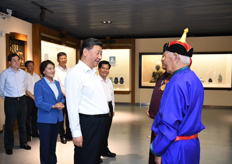 7月15日至16日，中共中央總書記、國(guó)家主席、中央軍委主席習(xí)近平在內(nèi)蒙古考察并指導(dǎo)開(kāi)展“不忘初心、牢記使命”主題教育。這是15日上午，習(xí)近平在赤峰博物館同古典民族史詩(shī)《格薩（斯）爾》非物質(zhì)文化遺產(chǎn)傳承人親切交談。