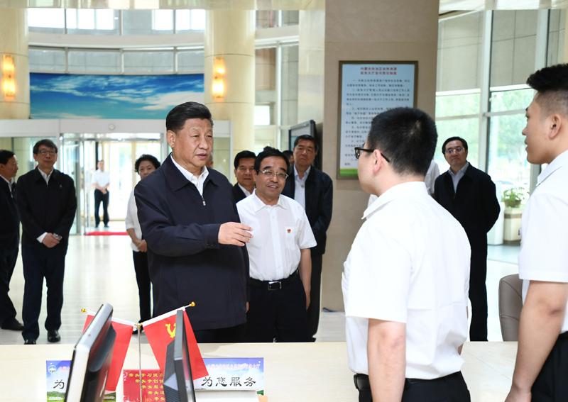 7月15日至16日，中共中央總書記、國(guó)家主席、中央軍委主席習(xí)近平在內(nèi)蒙古考察并指導(dǎo)開(kāi)展“不忘初心、牢記使命”主題教育。這是16日上午，習(xí)近平在內(nèi)蒙古自治區(qū)自然資源廳自然資源政務(wù)大廳同工作人員交談，了解開(kāi)展主題教育和落實(shí)便捷高效政務(wù)服務(wù)等情況。