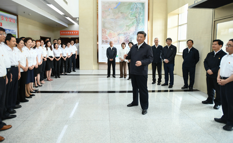 7月15日至16日，中共中央總書記、國(guó)家主席、中央軍委主席習(xí)近平在內(nèi)蒙古考察并指導(dǎo)開(kāi)展“不忘初心、牢記使命”主題教育。這是16日上午，習(xí)近平到內(nèi)蒙古自治區(qū)自然資源廳，實(shí)地調(diào)研指導(dǎo)開(kāi)展“不忘初心、牢記使命”主題教育。