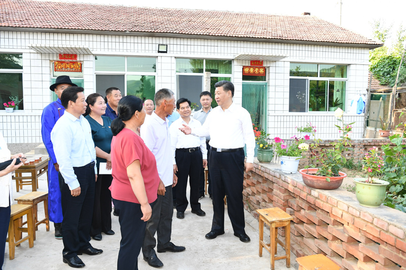 7月15日至16日，中共中央總書記、國(guó)家主席、中央軍委主席習(xí)近平在內(nèi)蒙古考察并指導(dǎo)開(kāi)展“不忘初心、牢記使命”主題教育。這是15日下午，習(xí)近平在赤峰市喀喇沁旗河南街道馬鞍山村村民張國(guó)利家，同基層干部群眾代表親切交流。