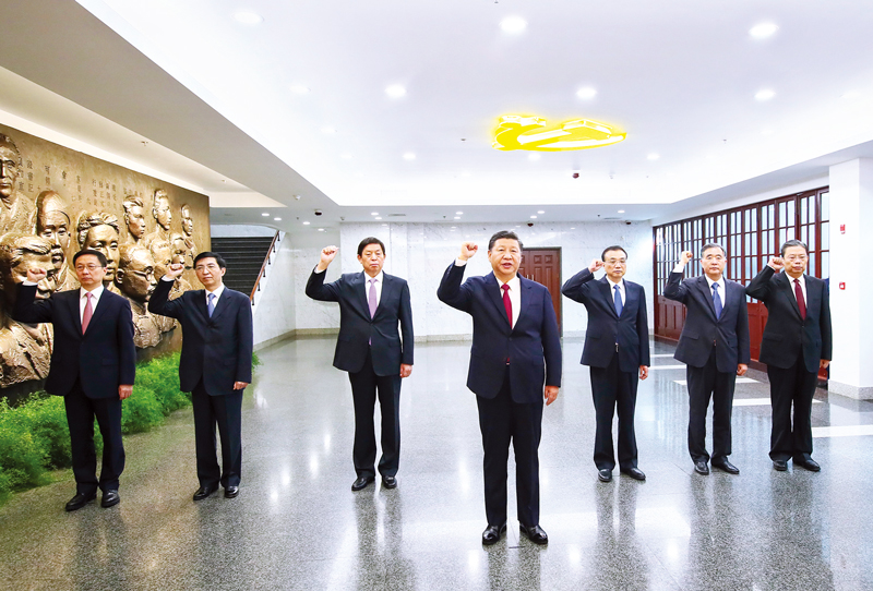 　2017年10月31日，中共中央總書記、國家主席、中央軍委主席習(xí)近平帶領(lǐng)中共中央政治局常委李克強、栗戰(zhàn)書、汪洋、王滬寧、趙樂際、韓正，瞻仰上海中共一大會址和浙江嘉興南湖紅船。這是31日上午，在上海中共一大會址紀(jì)念館，習(xí)近平帶領(lǐng)其他中共中央政治局常委同志一起重溫入黨誓詞。 新華社記者 蘭紅光/攝